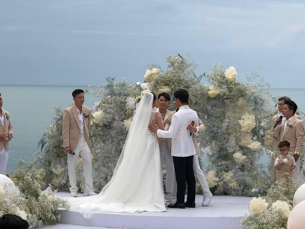 Toàn cảnh đám cưới Ngô Thanh Vân - Huy Trần tại Đà Nẵng: Cô dâu - chú rể phát cả vựa cẩu lương, 1 khoảnh khắc xúc động mạnh! - Ảnh 17. Toàn cảnh đám cưới Ngô Thanh Vân - Huy Trần tại Đà Nẵng: Cô dâu - chú rể phát cả vựa cẩu lương, 1 khoảnh khắc xúc động mạnh! - Ảnh 17.