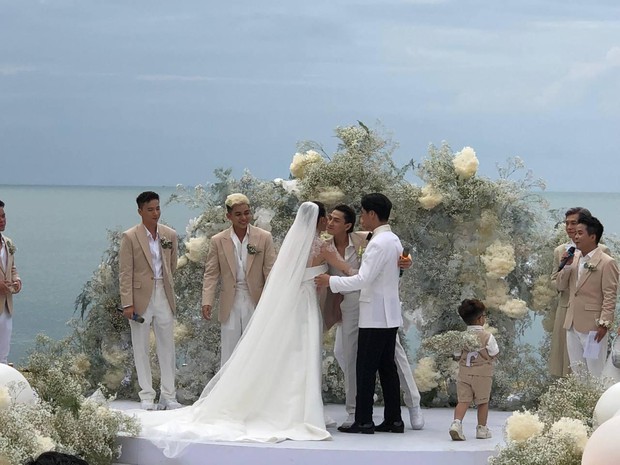 Toàn cảnh đám cưới Ngô Thanh Vân - Huy Trần tại Đà Nẵng: Cô dâu - chú rể phát cả vựa cẩu lương, 1 khoảnh khắc xúc động mạnh! - Ảnh 19. Toàn cảnh đám cưới Ngô Thanh Vân - Huy Trần tại Đà Nẵng: Cô dâu - chú rể phát cả vựa cẩu lương, 1 khoảnh khắc xúc động mạnh! - Ảnh 19.