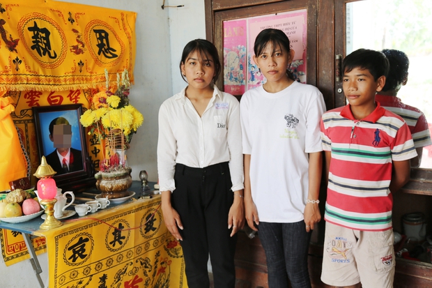 Heartbroken looking at 3 children standing in a daze next to their father's photo, the future is uncertain when their mother has had to cut off her shirt and leave - Photo 7.