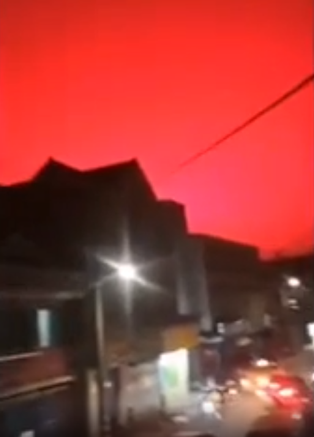 Bầu trời bất ngờ chuyển màu đỏ rực, người dân sợ hãi cho rằng đây là điềm báo tai họa - Ảnh 3.