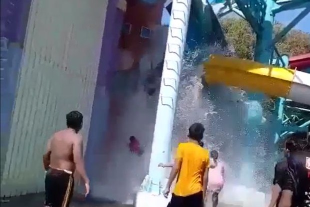 Video: The slide in the water park suddenly collapsed, 16 players fell straight from a height of 10m, heavy casualties - Photo 2.