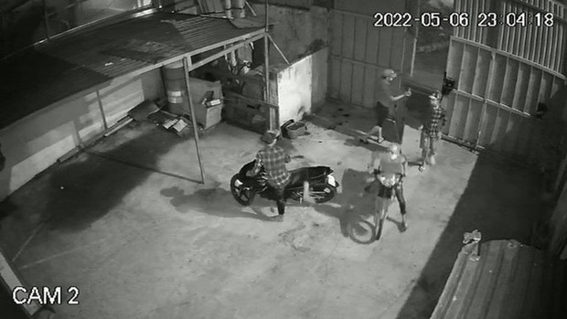 Camera ghi lại toàn cảnh băng trộm gây án ở Bình Chánh - Ảnh 1. Camera ghi lại toàn cảnh băng trộm gây án ở Bình Chánh - Ảnh 1.