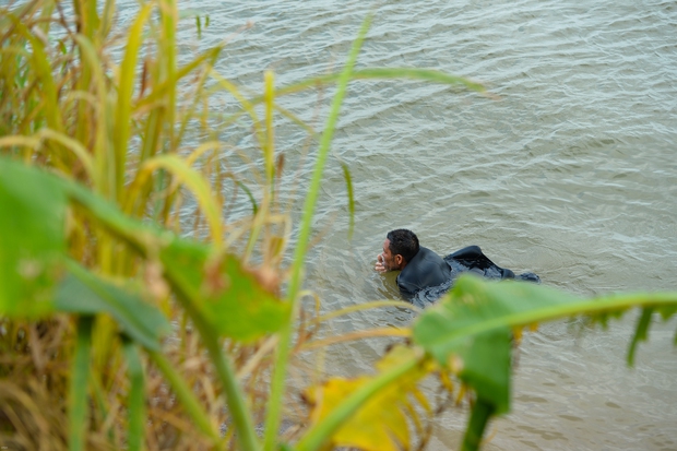 Nữ giáo viên và 2 con mất tích ở bờ sông: Người thân gào khóc nức nở theo dõi tìm kiếm - Ảnh 9.
