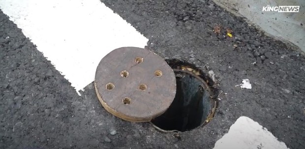 Use a wooden garbage cover to replace the stolen cast iron cover on Thu Thiem 2 bridge - Photo 1. Use a wooden garbage cover to replace the stolen cast iron cover on Thu Thiem 2 bridge - Photo 1.