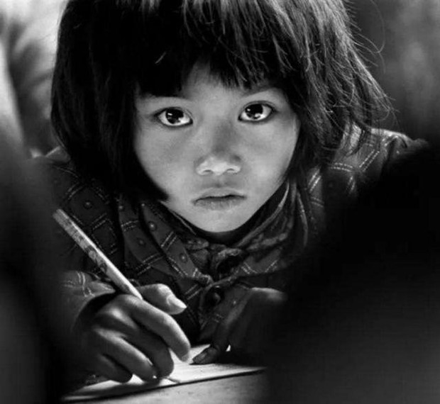Cô bé nghèo miền núi với đôi mắt lấp lánh từng lay động trái tim người Trung Quốc: Khi một bức ảnh vô tình thay đổi cả cuộc đời - Ảnh 1.