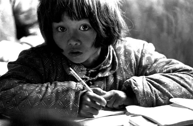 Cô bé nghèo miền núi với đôi mắt lấp lánh từng lay động trái tim người Trung Quốc: Khi một bức ảnh vô tình thay đổi cả cuộc đời - Ảnh 2.