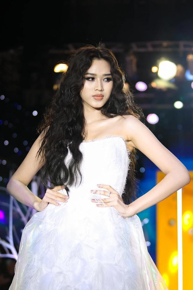 Hoa hậu Đỗ Thị Hà diện váy cúp ngực nóng bỏng, hóa công chúa tóc mây trên sàn catwalk - Ảnh 2.
