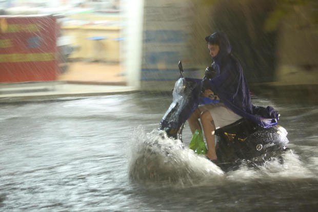 Nhiều tuyến phố tại Hà Nội thành sông sau hơn 20 phút mưa trắng trời - Ảnh 5.