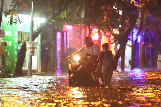 Nhiều tuyến phố tại Hà Nội thành sông sau hơn 20 phút mưa trắng trời - Ảnh 10.
