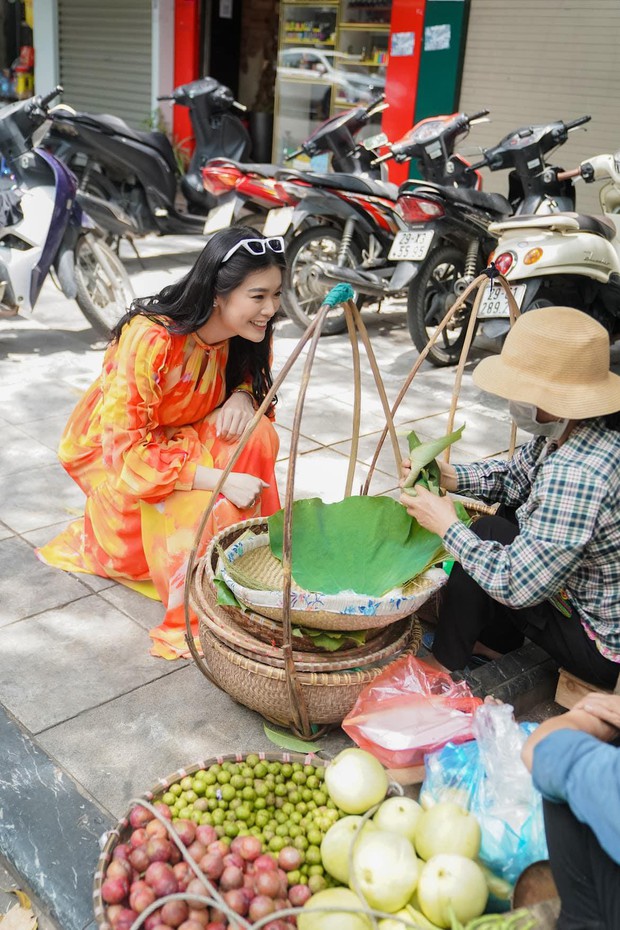 Đối thủ của Đỗ Thị Hà ở Miss World khoe sắc xinh đẹp ở Hồ Gươm, mê mẩn ẩm thực đường phố Hà Nội - Ảnh 3.