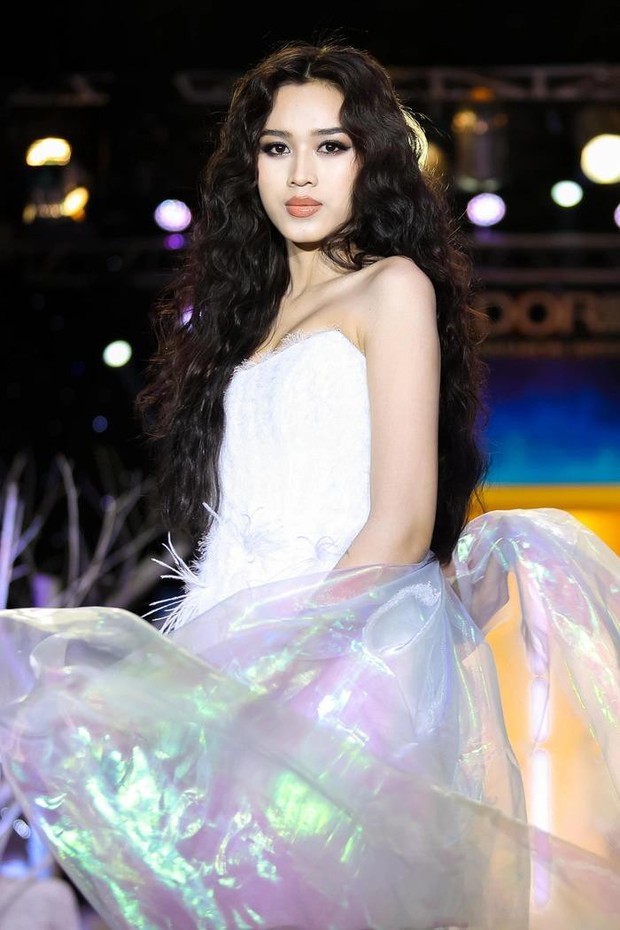 Hoa hậu Đỗ Thị Hà diện váy cúp ngực nóng bỏng, hóa công chúa tóc mây trên sàn catwalk - Ảnh 3.