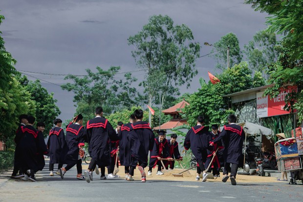 Bộ ảnh kỷ yếu hiếm có khó đạo nhái của học sinh Nghệ An - Ảnh 4.
