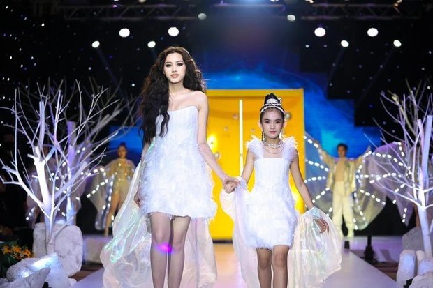 Hoa hậu Đỗ Thị Hà diện váy cúp ngực nóng bỏng, hóa công chúa tóc mây trên sàn catwalk - Ảnh 4.