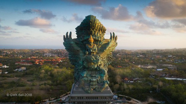 Bức tượng khổng lồ xây gần 3 thập kỷ mới hoàn thành, nằm ở vùng đất nổi tiếng mà ai cũng muốn đến một lần trong đời - Ảnh 3.