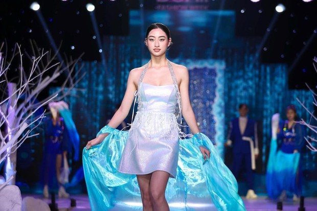 Hoa hậu Đỗ Thị Hà diện váy cúp ngực nóng bỏng, hóa công chúa tóc mây trên sàn catwalk - Ảnh 5.