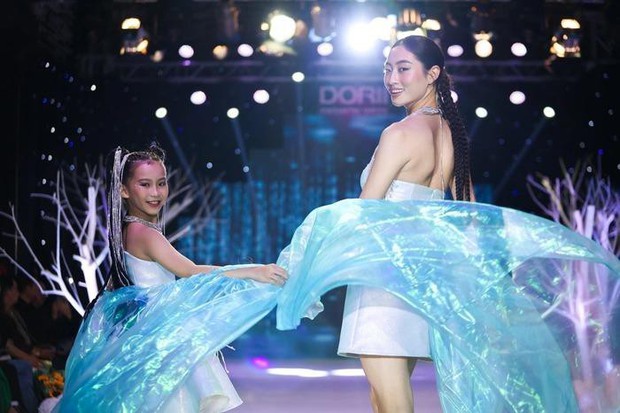 Hoa hậu Đỗ Thị Hà diện váy cúp ngực nóng bỏng, hóa công chúa tóc mây trên sàn catwalk - Ảnh 7.