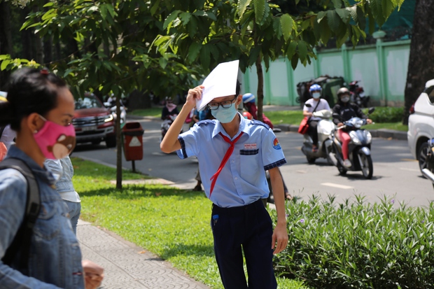 Bắt đầu giờ làm bài môn Ngoại ngữ vào lớp 10 TP.HCM: Phụ huynh đội nắng ngóng con! - Ảnh 17. Bắt đầu giờ làm bài môn Ngoại ngữ vào lớp 10 TP.HCM: Phụ huynh đội nắng ngóng con! - Ảnh 17.