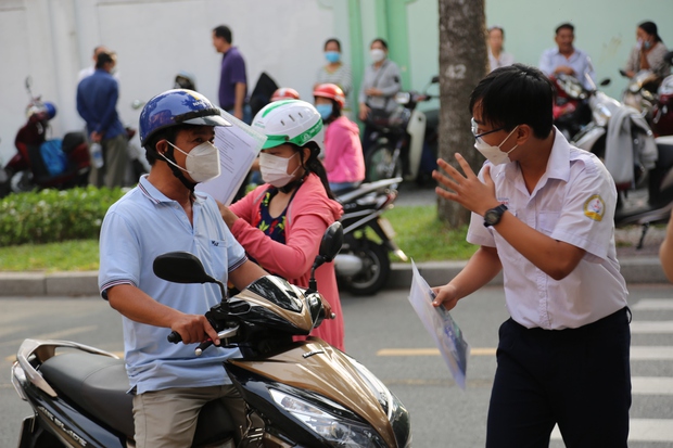 Bắt đầu giờ làm bài môn Ngoại ngữ vào lớp 10 TP.HCM: Phụ huynh đội nắng ngóng con! - Ảnh 69. Bắt đầu giờ làm bài môn Ngoại ngữ vào lớp 10 TP.HCM: Phụ huynh đội nắng ngóng con! - Ảnh 69.