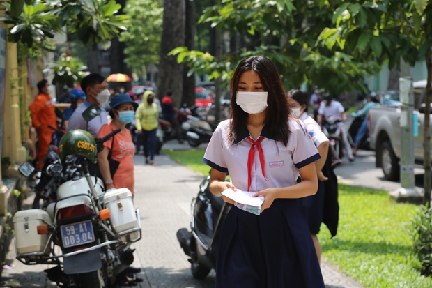 Bắt đầu giờ làm bài môn Ngoại ngữ vào lớp 10 TP.HCM: Phụ huynh đội nắng ngóng con! - Ảnh 19. Bắt đầu giờ làm bài môn Ngoại ngữ vào lớp 10 TP.HCM: Phụ huynh đội nắng ngóng con! - Ảnh 19.