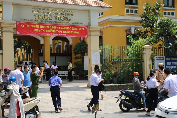Bắt đầu giờ làm bài môn Ngoại ngữ vào lớp 10 TP.HCM: Phụ huynh đội nắng ngóng con! - Ảnh 21. Bắt đầu giờ làm bài môn Ngoại ngữ vào lớp 10 TP.HCM: Phụ huynh đội nắng ngóng con! - Ảnh 21.