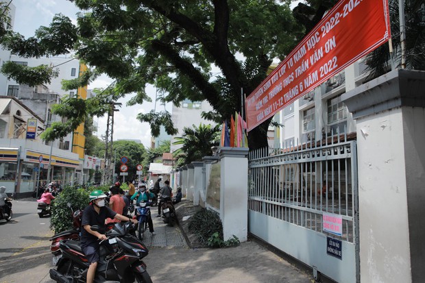 Bắt đầu giờ làm bài môn Ngoại ngữ vào lớp 10 TP.HCM: Phụ huynh đội nắng ngóng con! - Ảnh 14. Bắt đầu giờ làm bài môn Ngoại ngữ vào lớp 10 TP.HCM: Phụ huynh đội nắng ngóng con! - Ảnh 14.