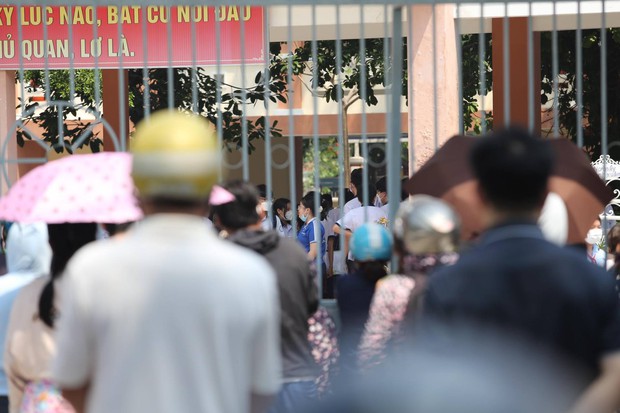 Bắt đầu giờ làm bài môn Ngoại ngữ vào lớp 10 TP.HCM: Phụ huynh đội nắng ngóng con! - Ảnh 34. Bắt đầu giờ làm bài môn Ngoại ngữ vào lớp 10 TP.HCM: Phụ huynh đội nắng ngóng con! - Ảnh 34.