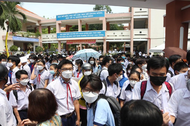 Bắt đầu giờ làm bài môn Ngoại ngữ vào lớp 10 TP.HCM: Phụ huynh đội nắng ngóng con! - Ảnh 32. Bắt đầu giờ làm bài môn Ngoại ngữ vào lớp 10 TP.HCM: Phụ huynh đội nắng ngóng con! - Ảnh 32.