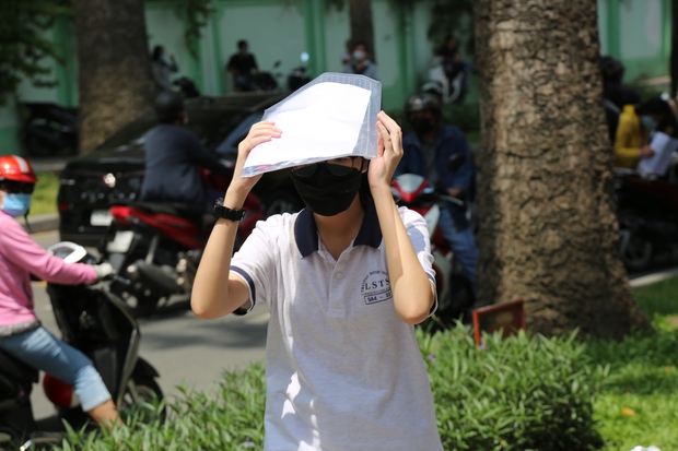 Bắt đầu giờ làm bài môn Ngoại ngữ vào lớp 10 TP.HCM: Phụ huynh đội nắng ngóng con! - Ảnh 16. Bắt đầu giờ làm bài môn Ngoại ngữ vào lớp 10 TP.HCM: Phụ huynh đội nắng ngóng con! - Ảnh 16.
