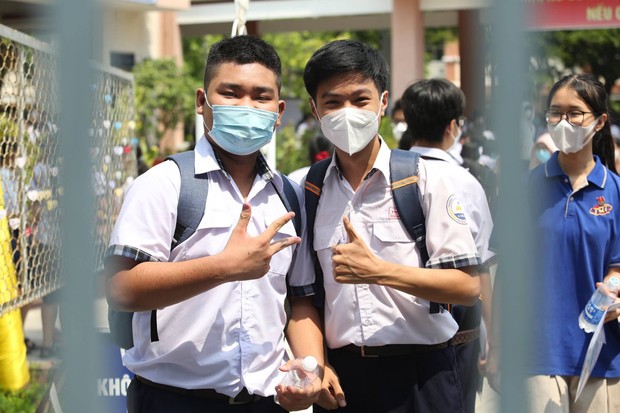 Bắt đầu giờ làm bài môn Ngoại ngữ vào lớp 10 TP.HCM: Phụ huynh đội nắng ngóng con! - Ảnh 33. Bắt đầu giờ làm bài môn Ngoại ngữ vào lớp 10 TP.HCM: Phụ huynh đội nắng ngóng con! - Ảnh 33.