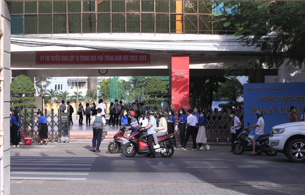 Bắt đầu giờ làm bài môn Ngoại ngữ vào lớp 10 TP.HCM: Phụ huynh đội nắng ngóng con! - Ảnh 99. Bắt đầu giờ làm bài môn Ngoại ngữ vào lớp 10 TP.HCM: Phụ huynh đội nắng ngóng con! - Ảnh 99.