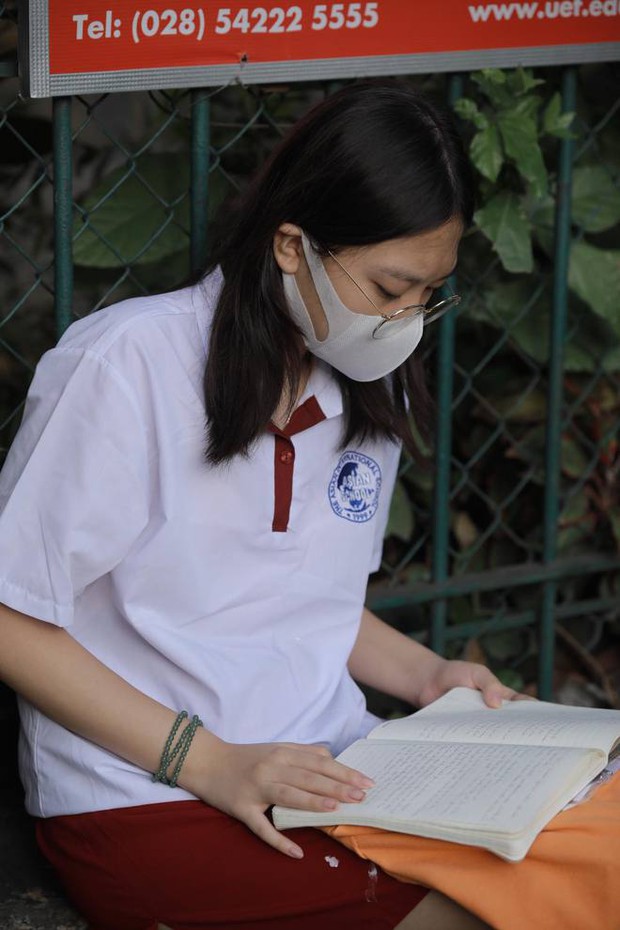 Bắt đầu giờ làm bài môn Ngoại ngữ vào lớp 10 TP.HCM: Phụ huynh đội nắng ngóng con! - Ảnh 79. Bắt đầu giờ làm bài môn Ngoại ngữ vào lớp 10 TP.HCM: Phụ huynh đội nắng ngóng con! - Ảnh 79.