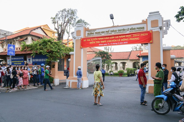 Bắt đầu giờ làm bài môn Ngoại ngữ vào lớp 10 TP.HCM: Phụ huynh đội nắng ngóng con! - Ảnh 71. Bắt đầu giờ làm bài môn Ngoại ngữ vào lớp 10 TP.HCM: Phụ huynh đội nắng ngóng con! - Ảnh 71.