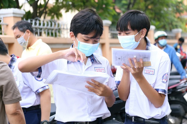 Bắt đầu giờ làm bài môn Ngoại ngữ vào lớp 10 TP.HCM: Phụ huynh đội nắng ngóng con! - Ảnh 72. Bắt đầu giờ làm bài môn Ngoại ngữ vào lớp 10 TP.HCM: Phụ huynh đội nắng ngóng con! - Ảnh 72.