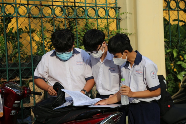 Bắt đầu giờ làm bài môn Ngoại ngữ vào lớp 10 TP.HCM: Phụ huynh đội nắng ngóng con! - Ảnh 68. Bắt đầu giờ làm bài môn Ngoại ngữ vào lớp 10 TP.HCM: Phụ huynh đội nắng ngóng con! - Ảnh 68.
