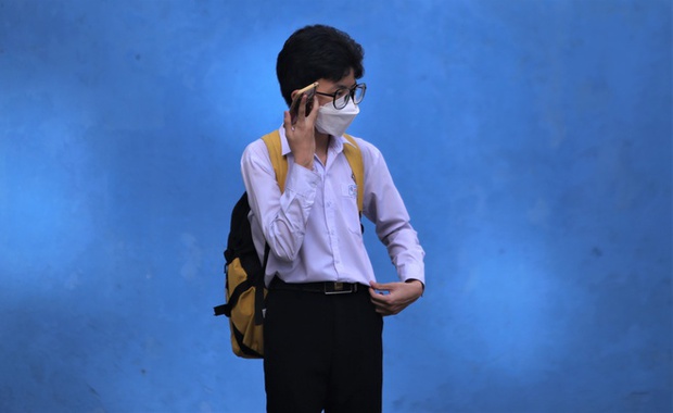 Bắt đầu giờ làm bài môn Ngoại ngữ vào lớp 10 TP.HCM: Phụ huynh đội nắng ngóng con! - Ảnh 67. Bắt đầu giờ làm bài môn Ngoại ngữ vào lớp 10 TP.HCM: Phụ huynh đội nắng ngóng con! - Ảnh 67.