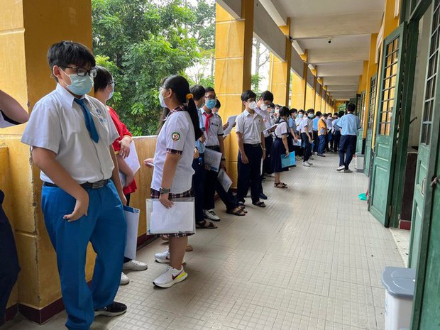 Bắt đầu giờ làm bài môn Ngoại ngữ vào lớp 10 TP.HCM: Phụ huynh đội nắng ngóng con! - Ảnh 60. Bắt đầu giờ làm bài môn Ngoại ngữ vào lớp 10 TP.HCM: Phụ huynh đội nắng ngóng con! - Ảnh 60.