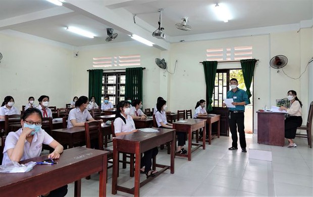 Bắt đầu giờ làm bài môn Ngoại ngữ vào lớp 10 TP.HCM: Phụ huynh đội nắng ngóng con! - Ảnh 57. Bắt đầu giờ làm bài môn Ngoại ngữ vào lớp 10 TP.HCM: Phụ huynh đội nắng ngóng con! - Ảnh 57.