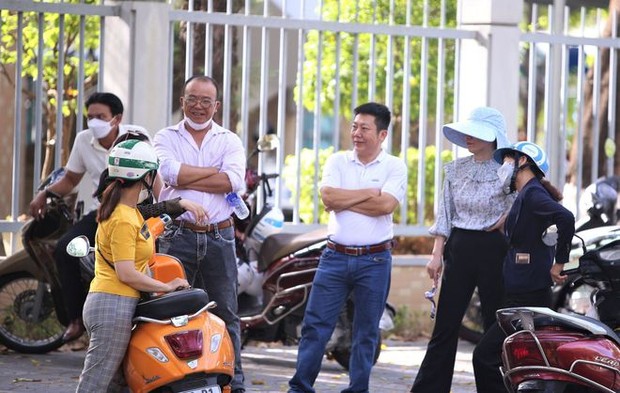 Bắt đầu giờ làm bài môn Ngoại ngữ vào lớp 10 TP.HCM: Phụ huynh đội nắng ngóng con! - Ảnh 51. Bắt đầu giờ làm bài môn Ngoại ngữ vào lớp 10 TP.HCM: Phụ huynh đội nắng ngóng con! - Ảnh 51.