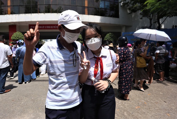Bắt đầu giờ làm bài môn Ngoại ngữ vào lớp 10 TP.HCM: Phụ huynh đội nắng ngóng con! - Ảnh 22. Bắt đầu giờ làm bài môn Ngoại ngữ vào lớp 10 TP.HCM: Phụ huynh đội nắng ngóng con! - Ảnh 22.