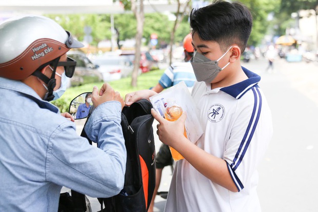 Bắt đầu giờ làm bài môn Ngoại ngữ vào lớp 10 TP.HCM: Phụ huynh đội nắng ngóng con! - Ảnh 7. Bắt đầu giờ làm bài môn Ngoại ngữ vào lớp 10 TP.HCM: Phụ huynh đội nắng ngóng con! - Ảnh 7.