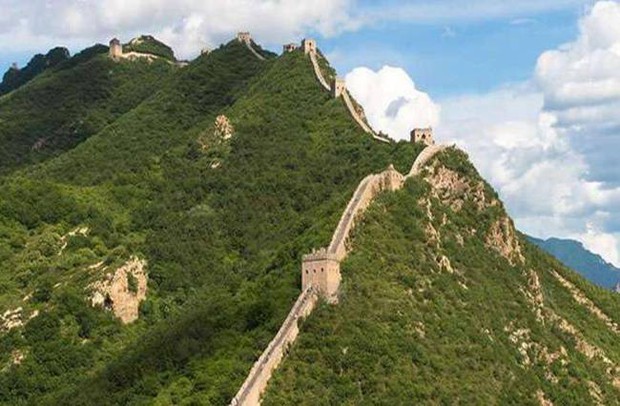 Đoạn Trường Thành nguy hiểm nhất Trung Quốc: Hai bên vực thẳm sâu hút, không có tường ngăn, được ví là rồng nằm cheo leo trên vách đá - Ảnh 1.