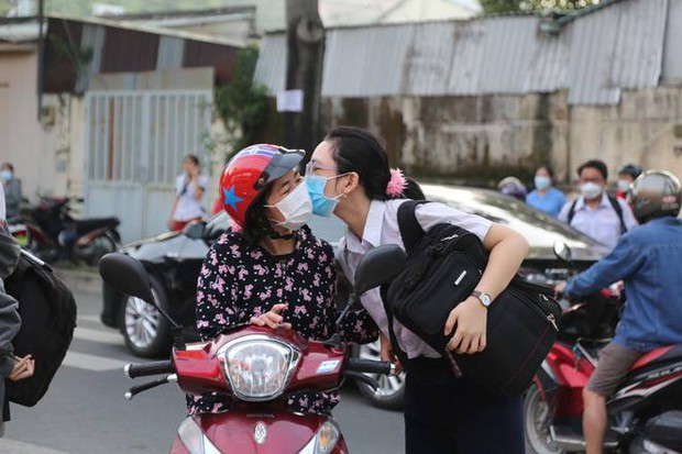 Bắt đầu giờ làm bài môn Ngoại ngữ vào lớp 10 TP.HCM: Phụ huynh đội nắng ngóng con! - Ảnh 94. Bắt đầu giờ làm bài môn Ngoại ngữ vào lớp 10 TP.HCM: Phụ huynh đội nắng ngóng con! - Ảnh 94.