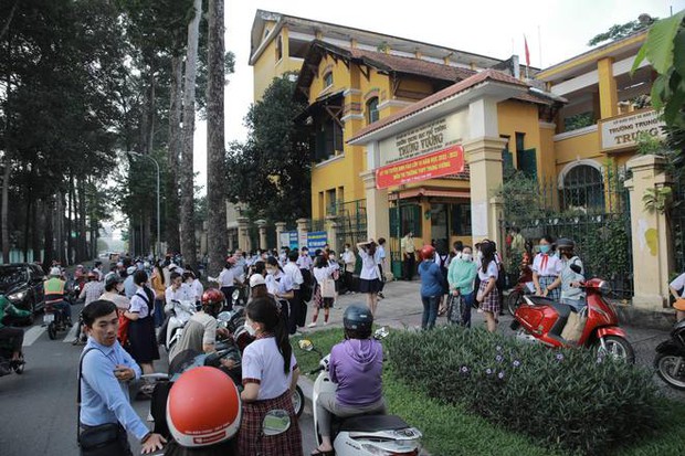 Bắt đầu giờ làm bài môn Ngoại ngữ vào lớp 10 TP.HCM: Phụ huynh đội nắng ngóng con! - Ảnh 81. Bắt đầu giờ làm bài môn Ngoại ngữ vào lớp 10 TP.HCM: Phụ huynh đội nắng ngóng con! - Ảnh 81.