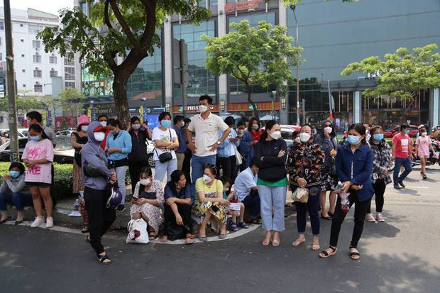Bắt đầu giờ làm bài môn Ngoại ngữ vào lớp 10 TP.HCM: Phụ huynh đội nắng ngóng con! - Ảnh 49. Bắt đầu giờ làm bài môn Ngoại ngữ vào lớp 10 TP.HCM: Phụ huynh đội nắng ngóng con! - Ảnh 49.