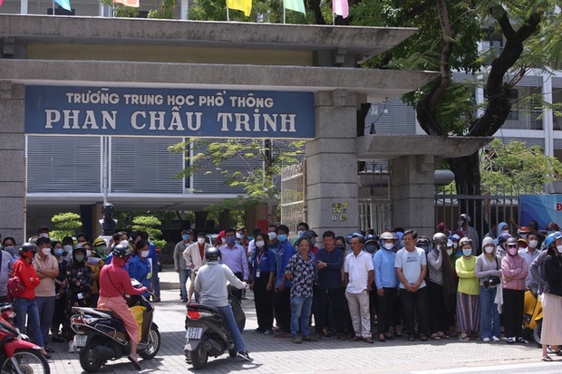 Bắt đầu giờ làm bài môn Ngoại ngữ vào lớp 10 TP.HCM: Phụ huynh đội nắng ngóng con! - Ảnh 38. Bắt đầu giờ làm bài môn Ngoại ngữ vào lớp 10 TP.HCM: Phụ huynh đội nắng ngóng con! - Ảnh 38.
