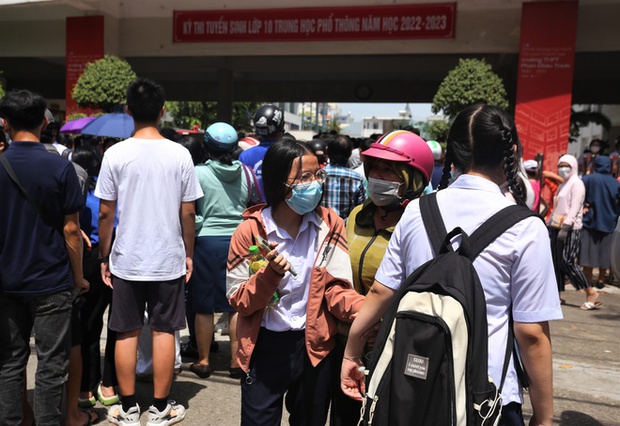 Bắt đầu giờ làm bài môn Ngoại ngữ vào lớp 10 TP.HCM: Phụ huynh đội nắng ngóng con! - Ảnh 24. Bắt đầu giờ làm bài môn Ngoại ngữ vào lớp 10 TP.HCM: Phụ huynh đội nắng ngóng con! - Ảnh 24.