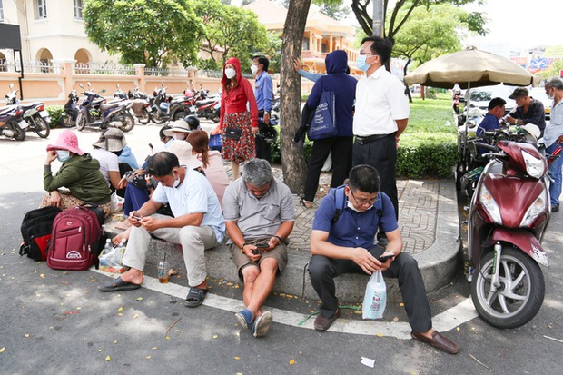 Bắt đầu giờ làm bài môn Ngoại ngữ vào lớp 10 TP.HCM: Phụ huynh đội nắng ngóng con! - Ảnh 8. Bắt đầu giờ làm bài môn Ngoại ngữ vào lớp 10 TP.HCM: Phụ huynh đội nắng ngóng con! - Ảnh 8.