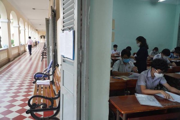 Bắt đầu giờ làm bài môn Ngoại ngữ vào lớp 10 TP.HCM: Phụ huynh đội nắng ngóng con! - Ảnh 3. Bắt đầu giờ làm bài môn Ngoại ngữ vào lớp 10 TP.HCM: Phụ huynh đội nắng ngóng con! - Ảnh 3.