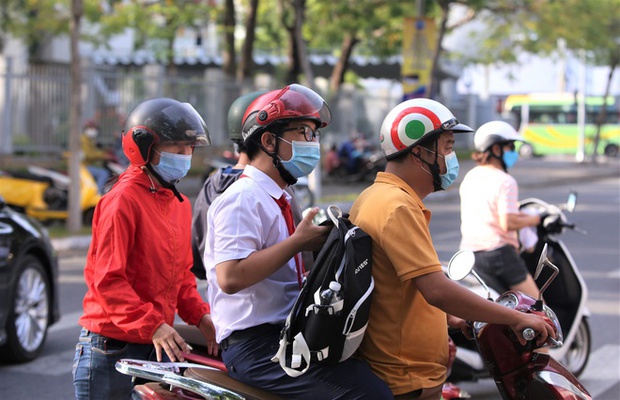 Bắt đầu giờ làm bài môn Ngoại ngữ vào lớp 10 TP.HCM: Phụ huynh đội nắng ngóng con! - Ảnh 101. Bắt đầu giờ làm bài môn Ngoại ngữ vào lớp 10 TP.HCM: Phụ huynh đội nắng ngóng con! - Ảnh 101.