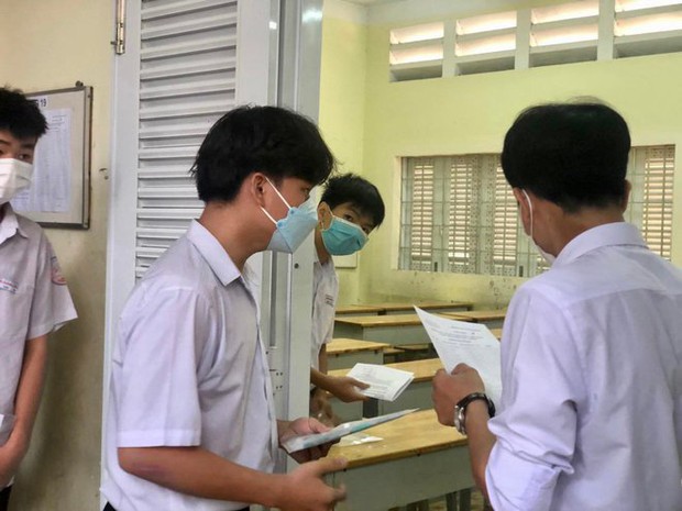 Bắt đầu giờ làm bài môn Ngoại ngữ vào lớp 10 TP.HCM: Phụ huynh đội nắng ngóng con! - Ảnh 63. Bắt đầu giờ làm bài môn Ngoại ngữ vào lớp 10 TP.HCM: Phụ huynh đội nắng ngóng con! - Ảnh 63.